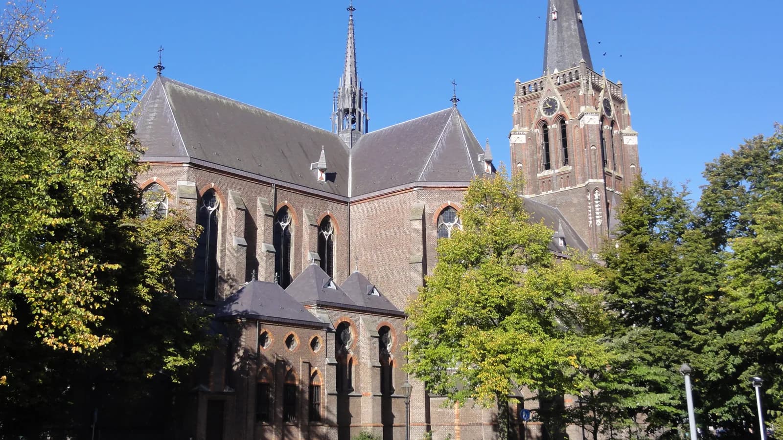 Zicht op de Sint-Odulphuskerk in Best