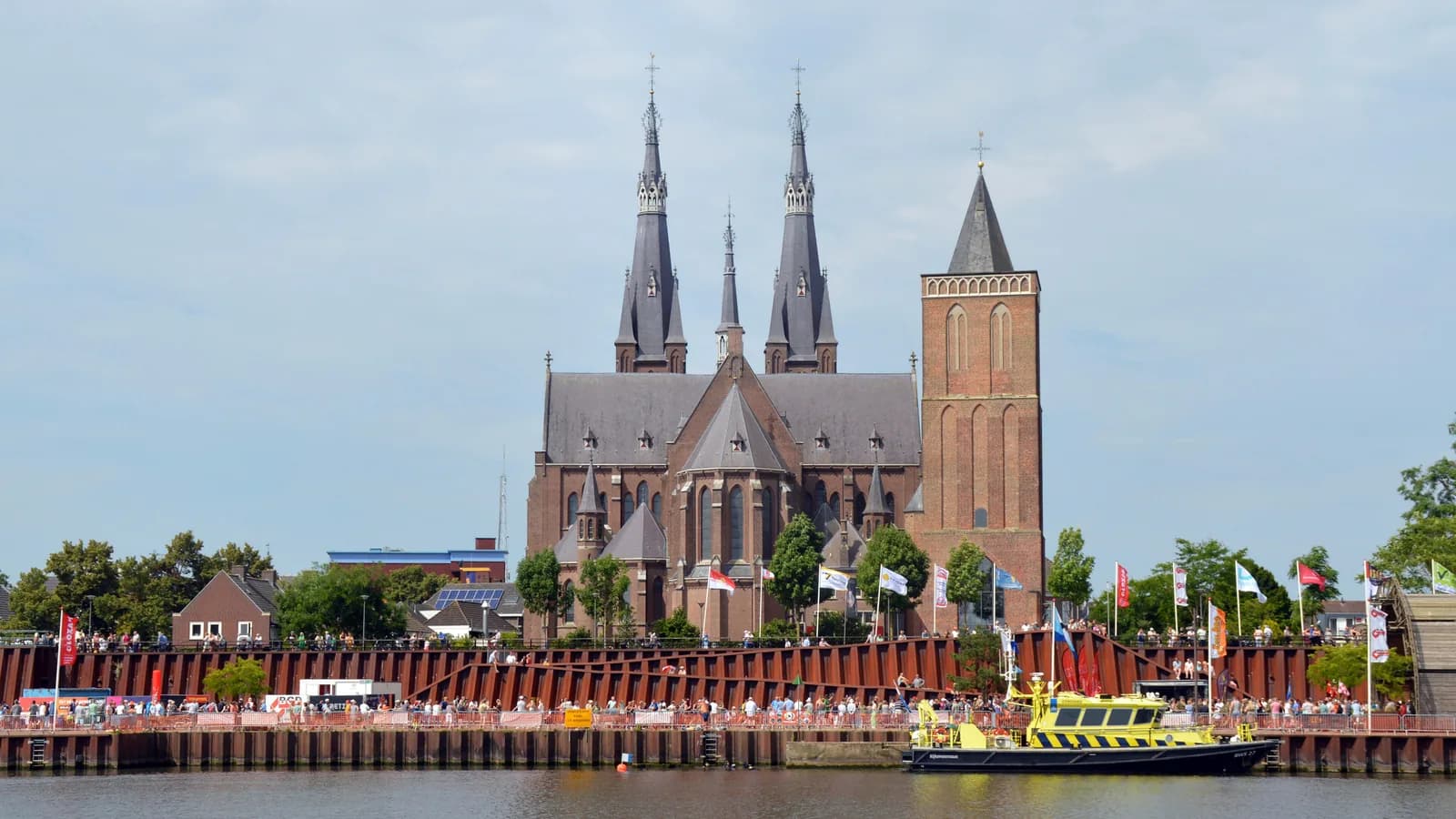 Zicht op de Maas en Sint-Martinuskerk in Cuijk