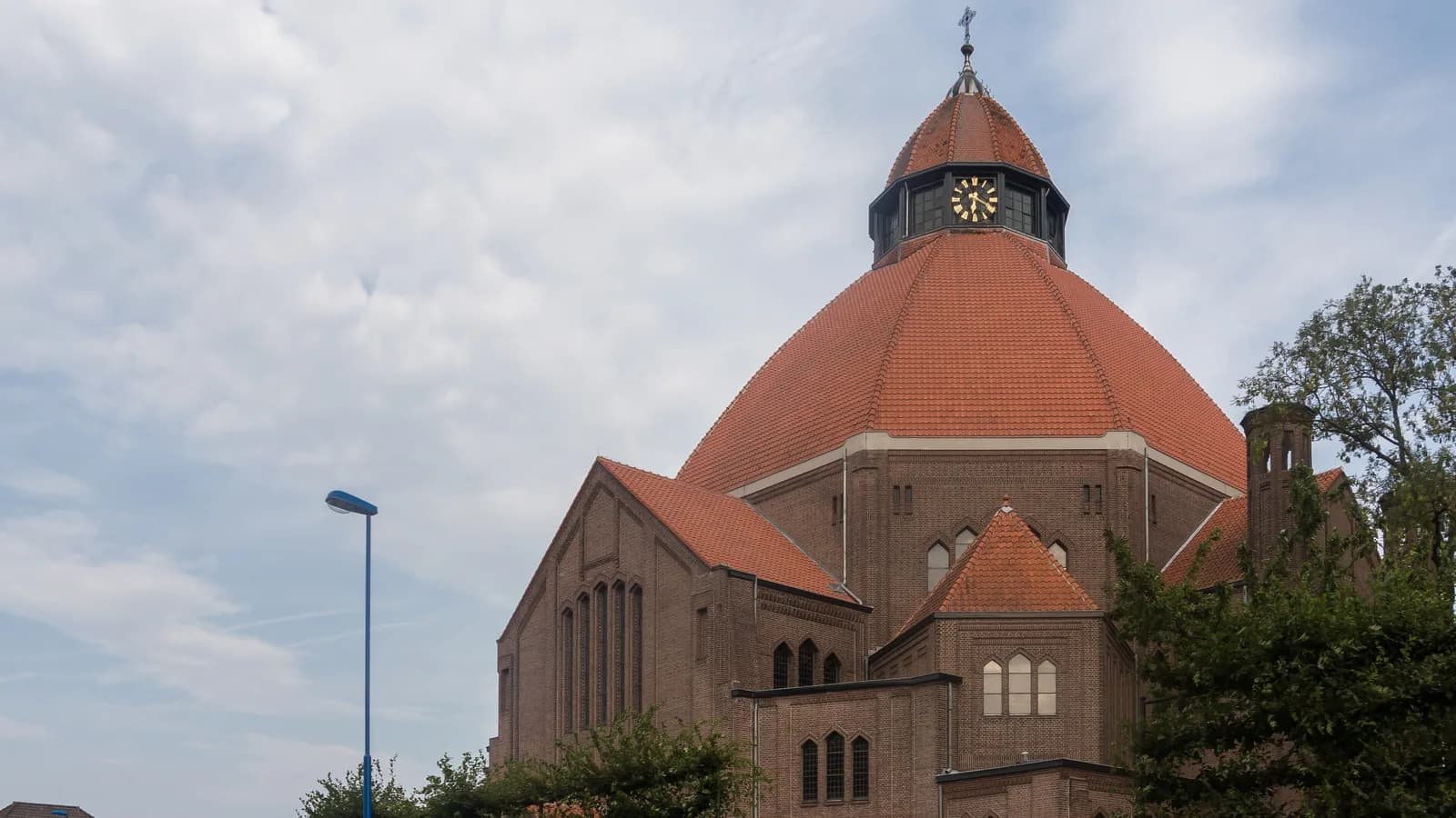 Zicht op de Sint-Laurentiuskerk in Dongen