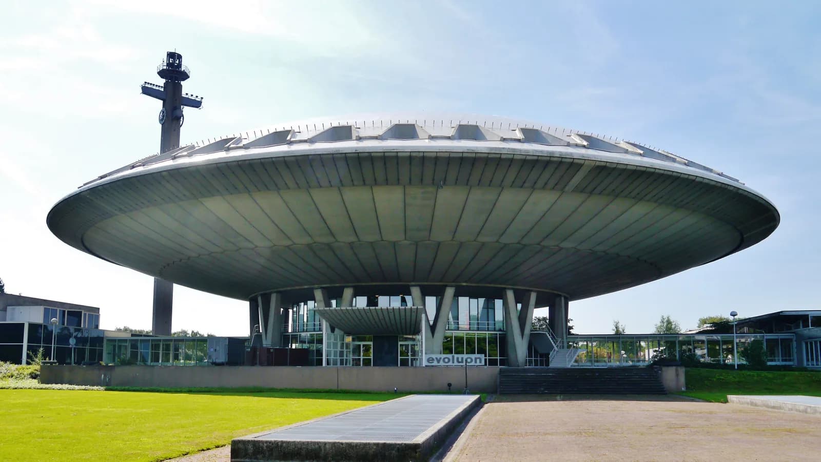 Zicht op het Evoluon in Eindhoven
