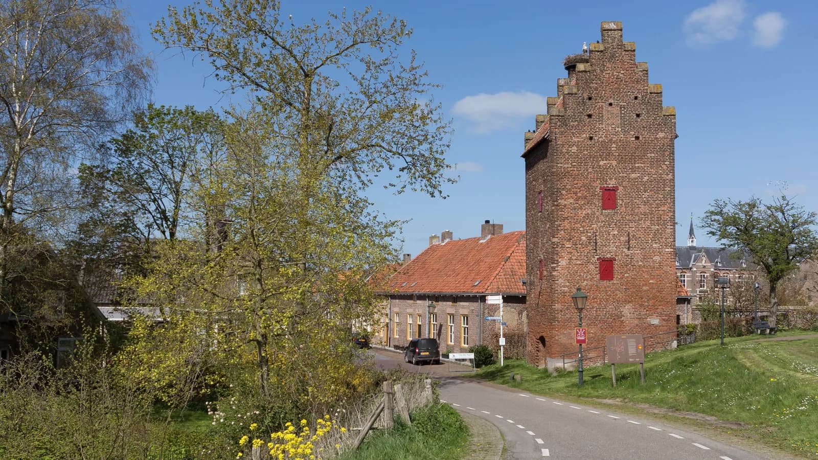 Zicht op de historische Gevangentoren in Megen