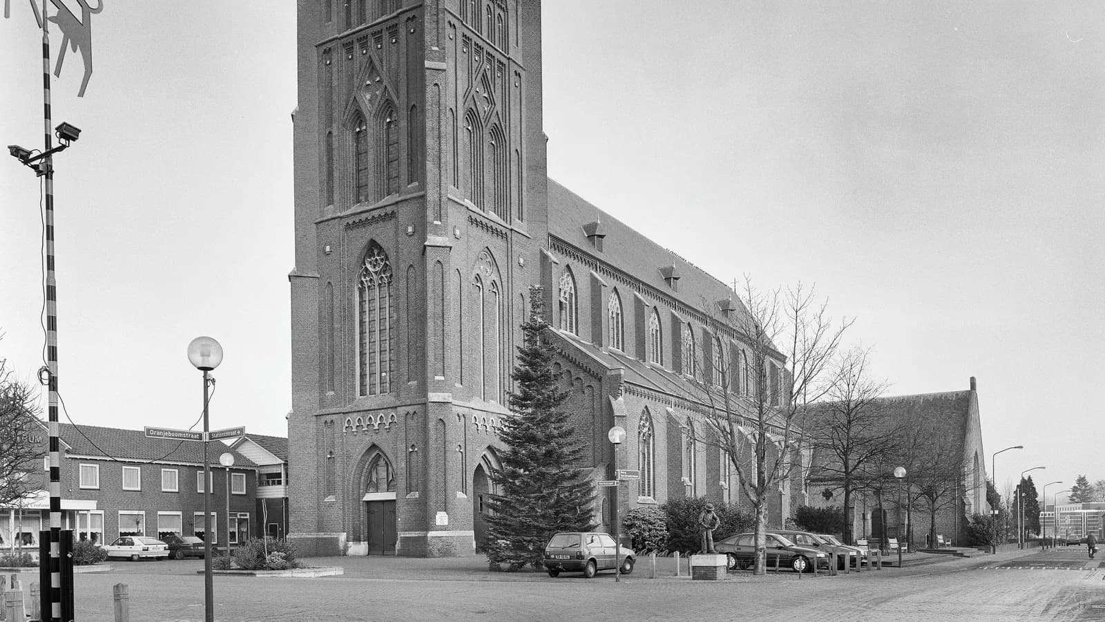 Zicht op de Sint-Willibrorduskerk in Mill
